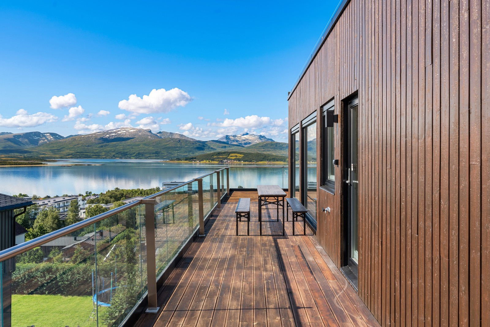 Fra stuen og spisestuen er det utgang til sør- og vestvendt terrasse. Her er god plass for utemøblement og feks grill.