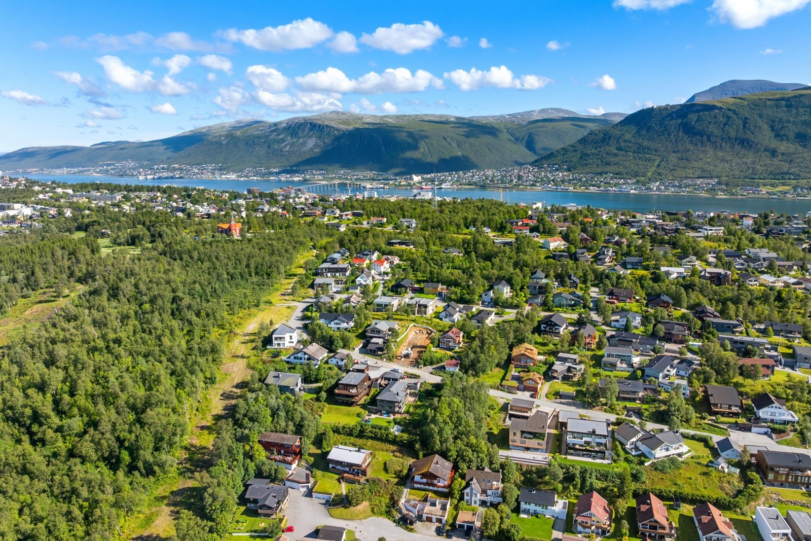 Sjelden beliggenhet nesten øverst i bakken, på fremste rad, i Tromsøs mest attraktive boligområde.
