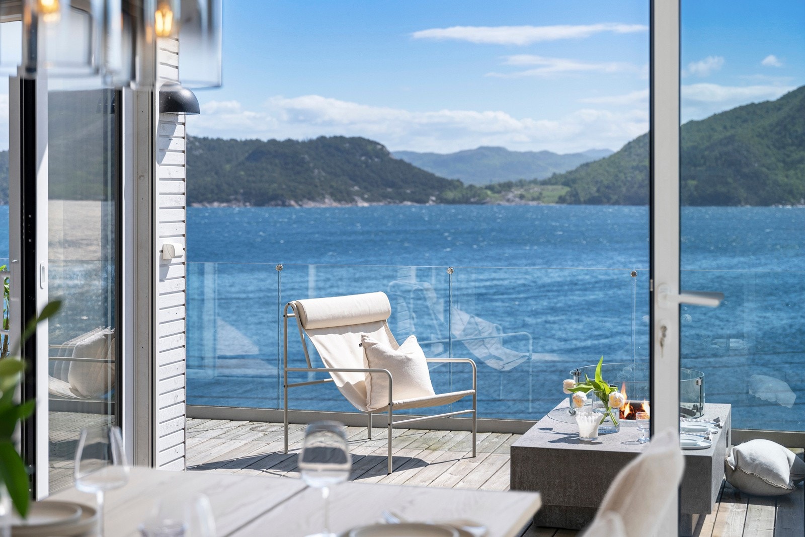 Utsikten kommer til sin rett fra hovedsoverommet, fra stuen og på en sydøstvendt terrasse på ca. 31 kvm. Galleribilde