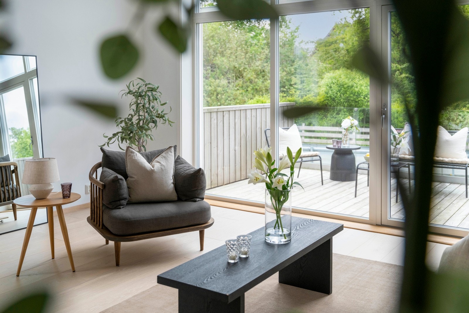 Rommet har stilrene fargevalg, enstavs parkettgulv, vannbåren gulvvarme og utgang til en egen balkong på ca. 15 kvm. Galleribilde