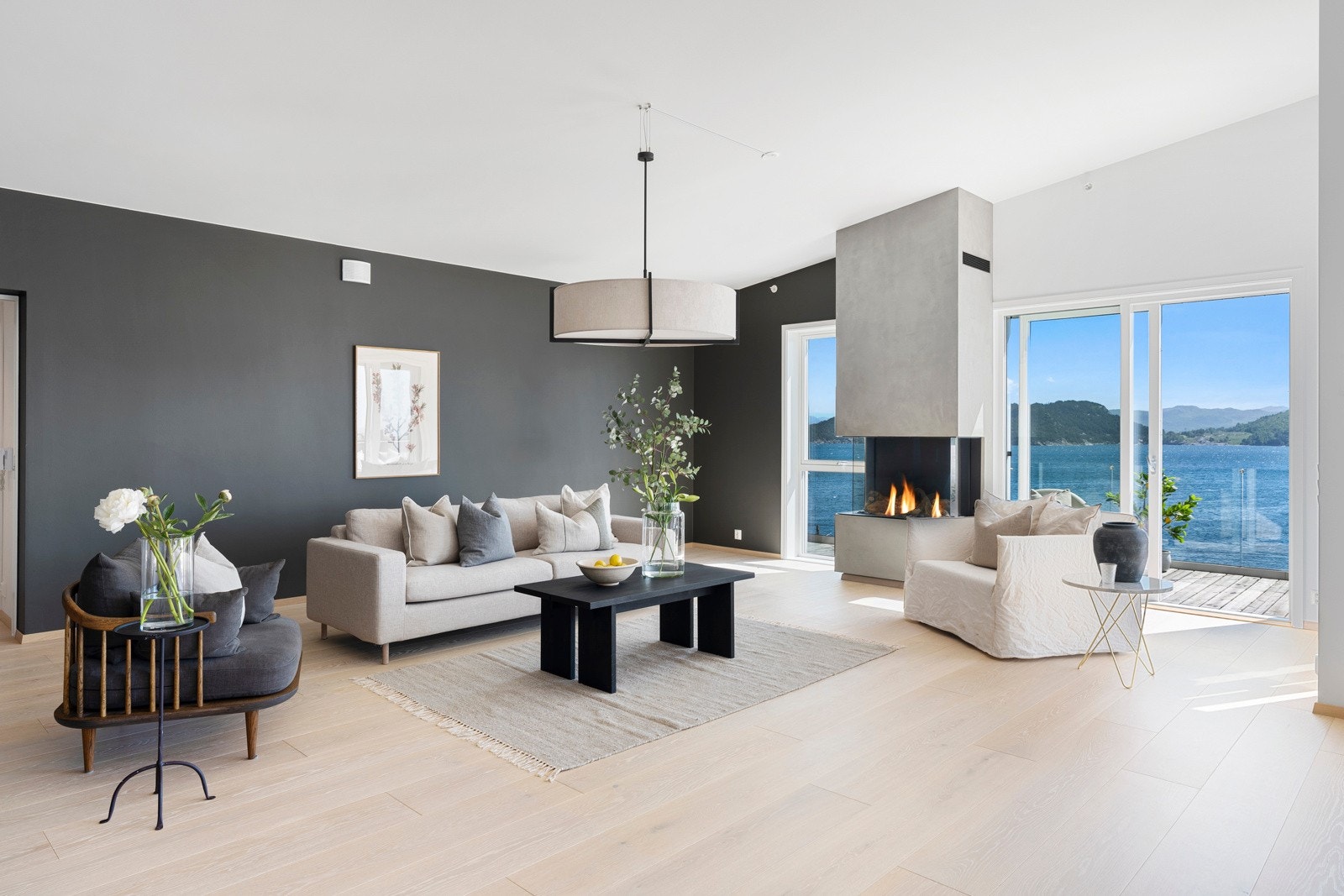 Ved stuesonen er det gasspeis, og gassen leveres fra et sentralt, felles anlegg. Galleribilde