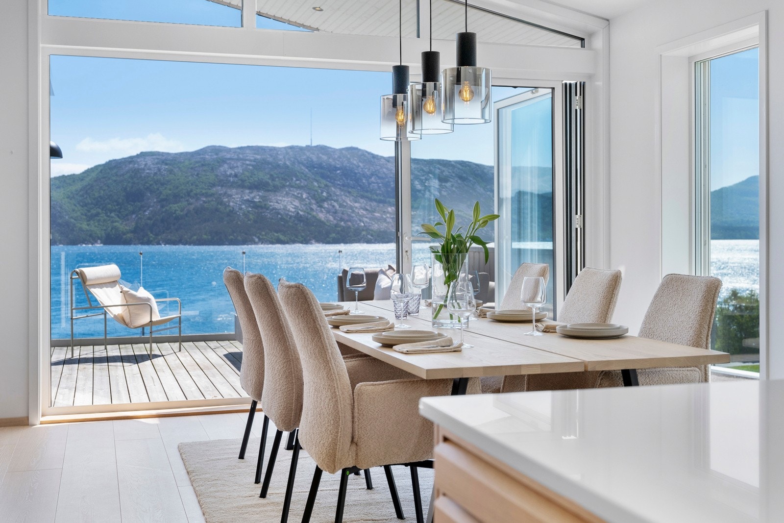 Fra stuesonen er det utgang til en sydøstvendt terrasse på ca. 32 kvm , og de store foldedørene kan skyves helt til side for å fjerne skillet mellom inne og ute. Galleribilde