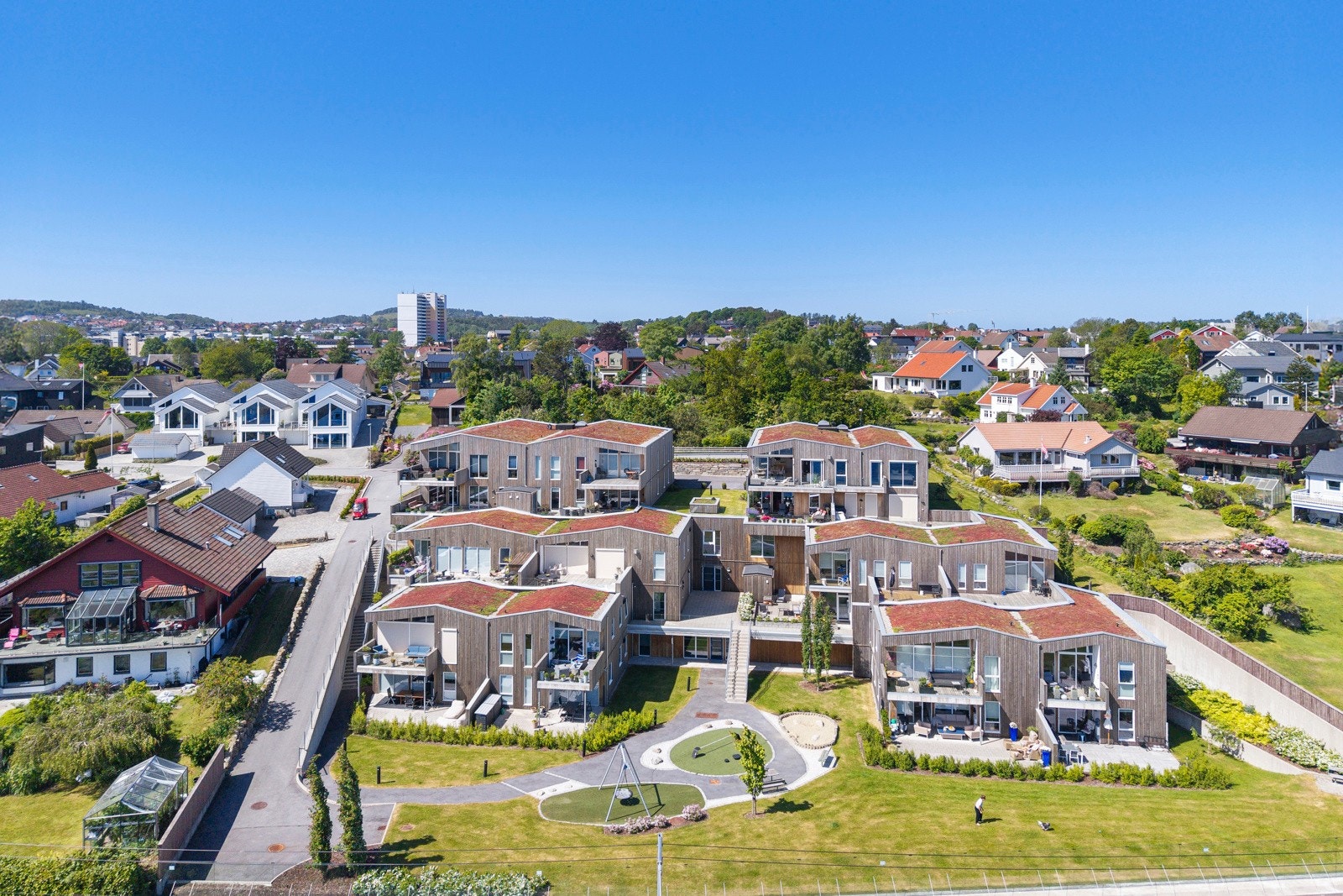 Eiendommen ligger sjønært, barnevennlig og attraktivt til, med nærhet til tursti, lekeplasser, matbutikk og et godt kollektivtilbud, samt kort vei til barnehage, skole og populære turområder. Galleribilde