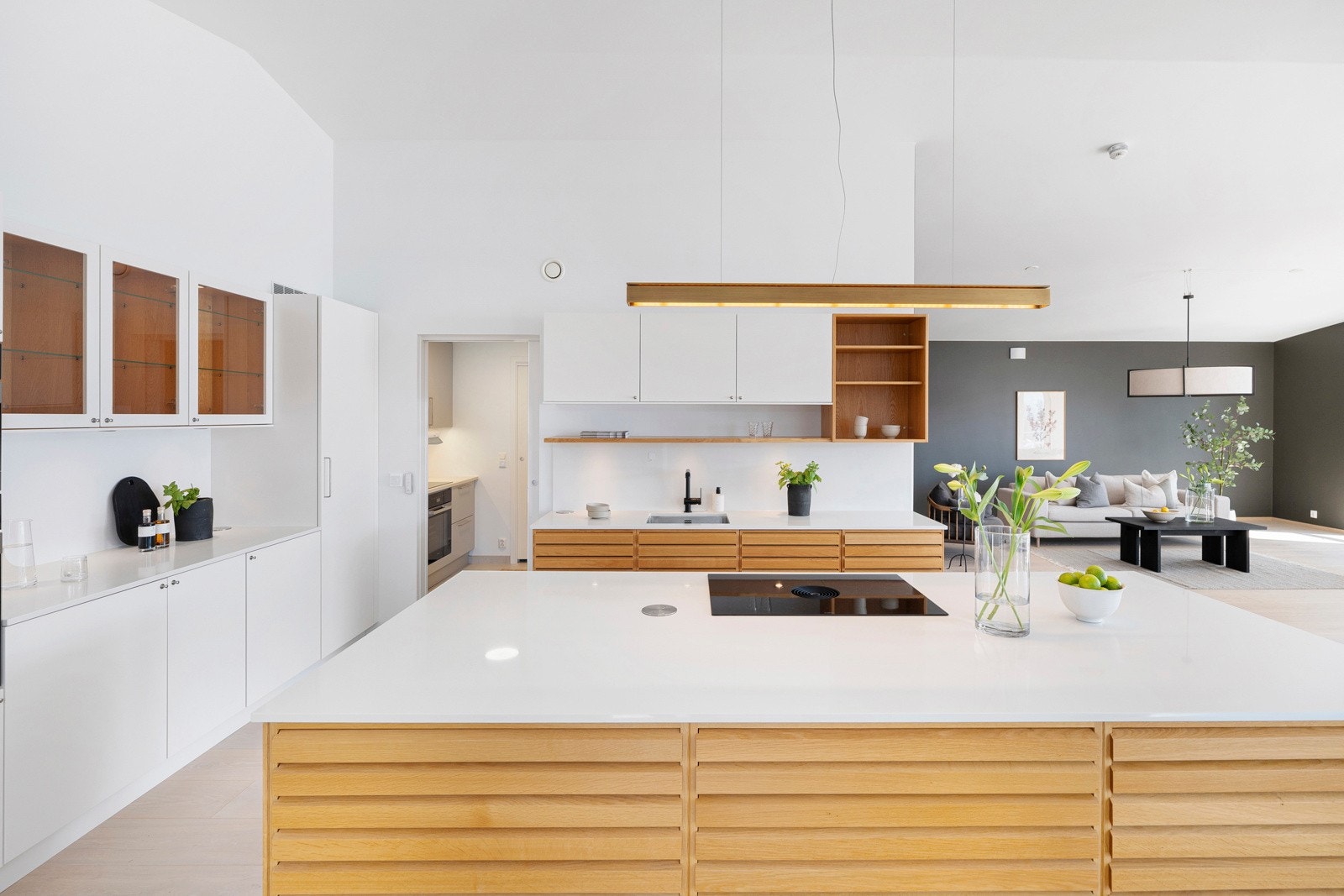 Ved kjøkkenet er det etablert et pent og praktisk grovkjøkken - perfekt for hobbykokken i familien. Galleribilde