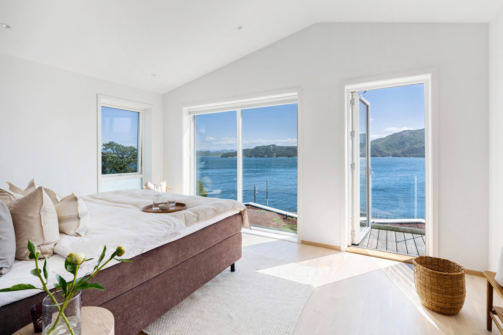 Det er tre gode soverom, og alle ligger på rekke og rad langs en gang i en avskjermet del av leiligheten. Galleribilde