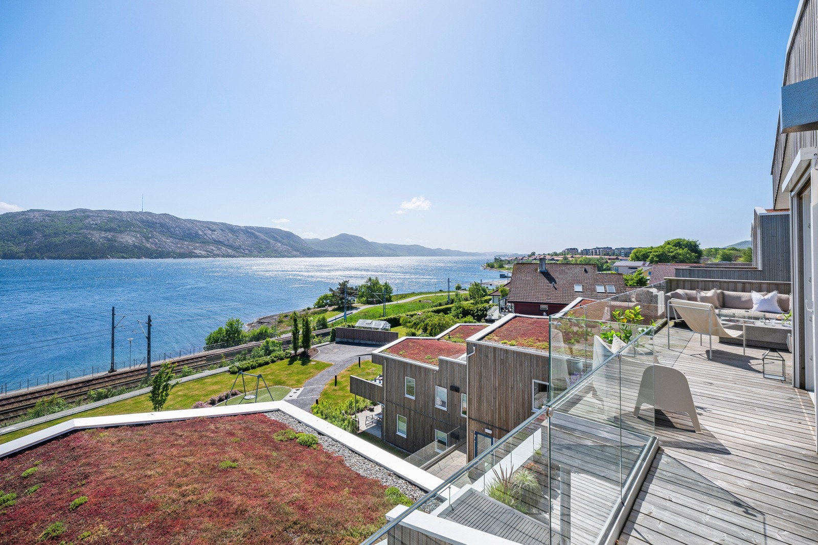 Samme soverommet har utgang til den store sydøstvendte terrassen. Galleribilde