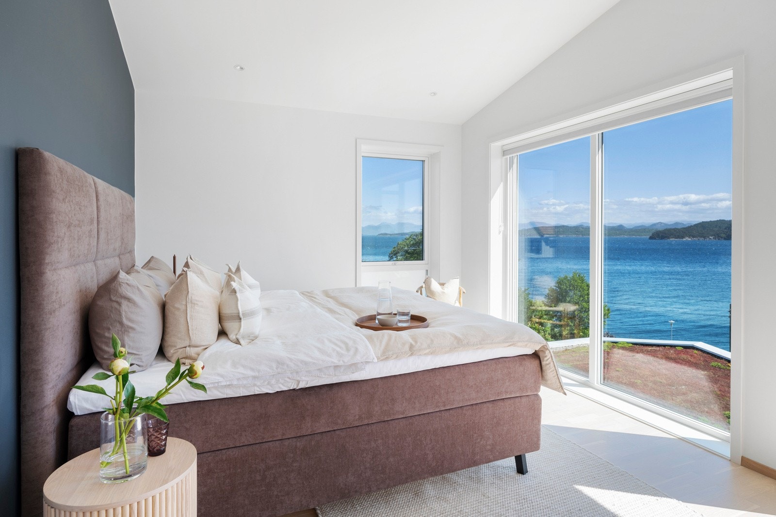 Store vinduer sørger for rikt, naturlig lysinnslipp, og på ett av soverommene kan man våkne opptil nydelig fjordutsikt. Galleribilde