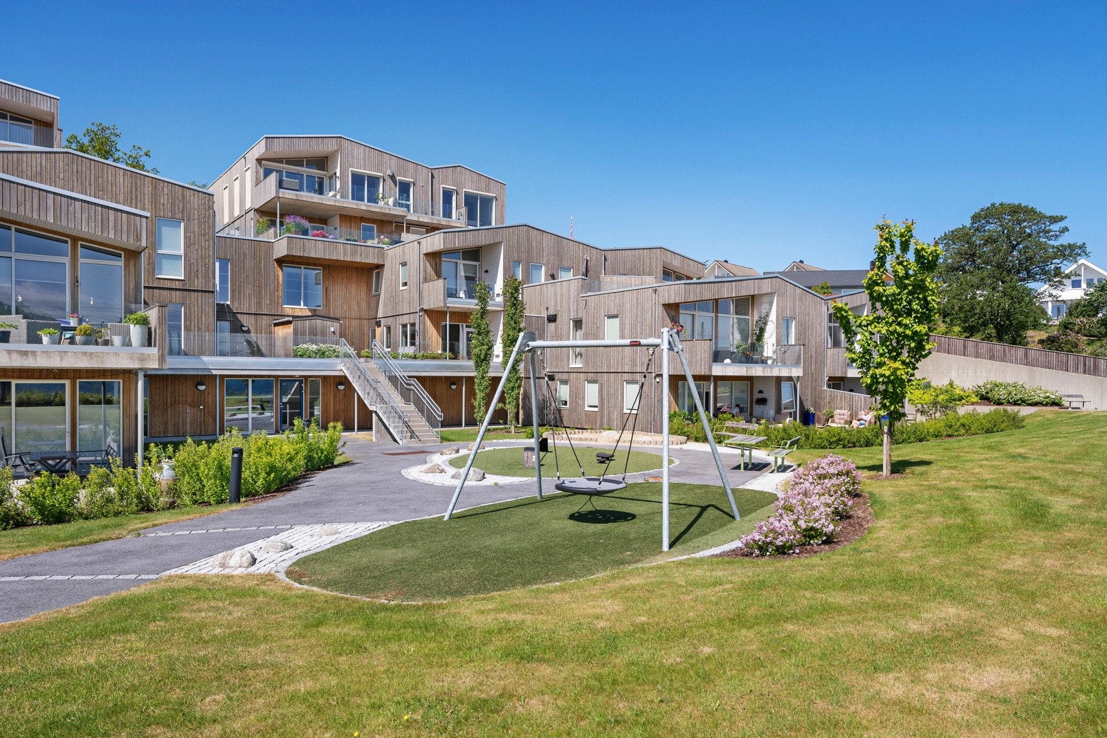 Leiligheten er en del av Mariero Panorama, og komplekset har mye særpreg med grønne tak, rene linjer og trefasader i fint samspill med alt rundt. Galleribilde