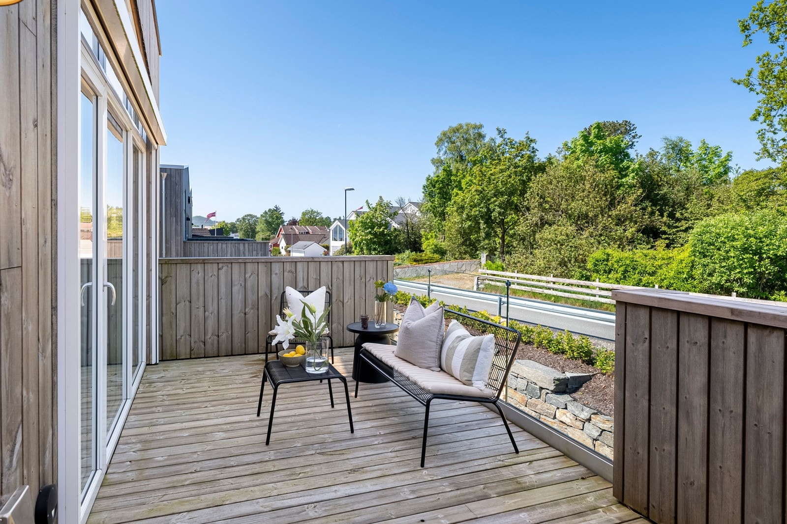 Mot nordvest, er det to balkonger - én på ca. 6 kvm ved soverom 2 og én på ca. 15 kvm ved tv-stuen. Galleribilde