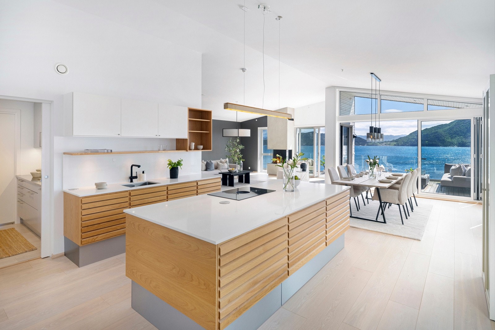 Kjøkkenet har et smakfullt, påkostet og skandinavisk design med gode benkeflater som innbyr til spennende kokkelering. Galleribilde