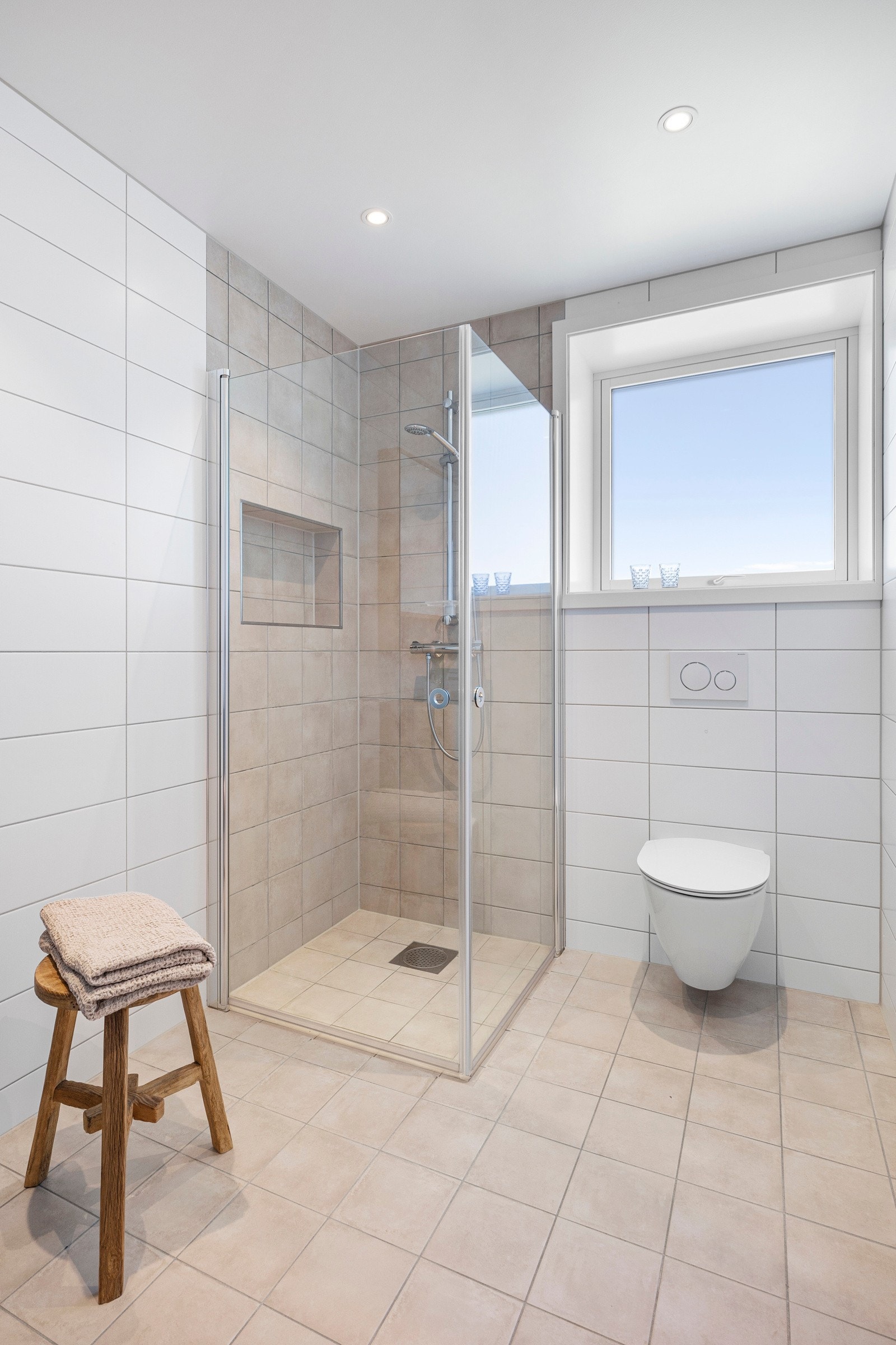 Begge badene har skuffeinnredning med sorte, glatte fronter og heldekkende, sort servant, og over er det et dobbelt speil skap med god belysning. Galleribilde