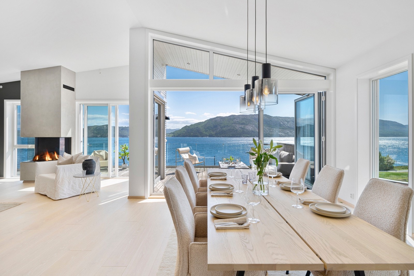 PrivatMegleren v/ Eiendomsmegler Martin Soland Varhaug presenterer Bruvikveien 24A for salg. Galleribilde