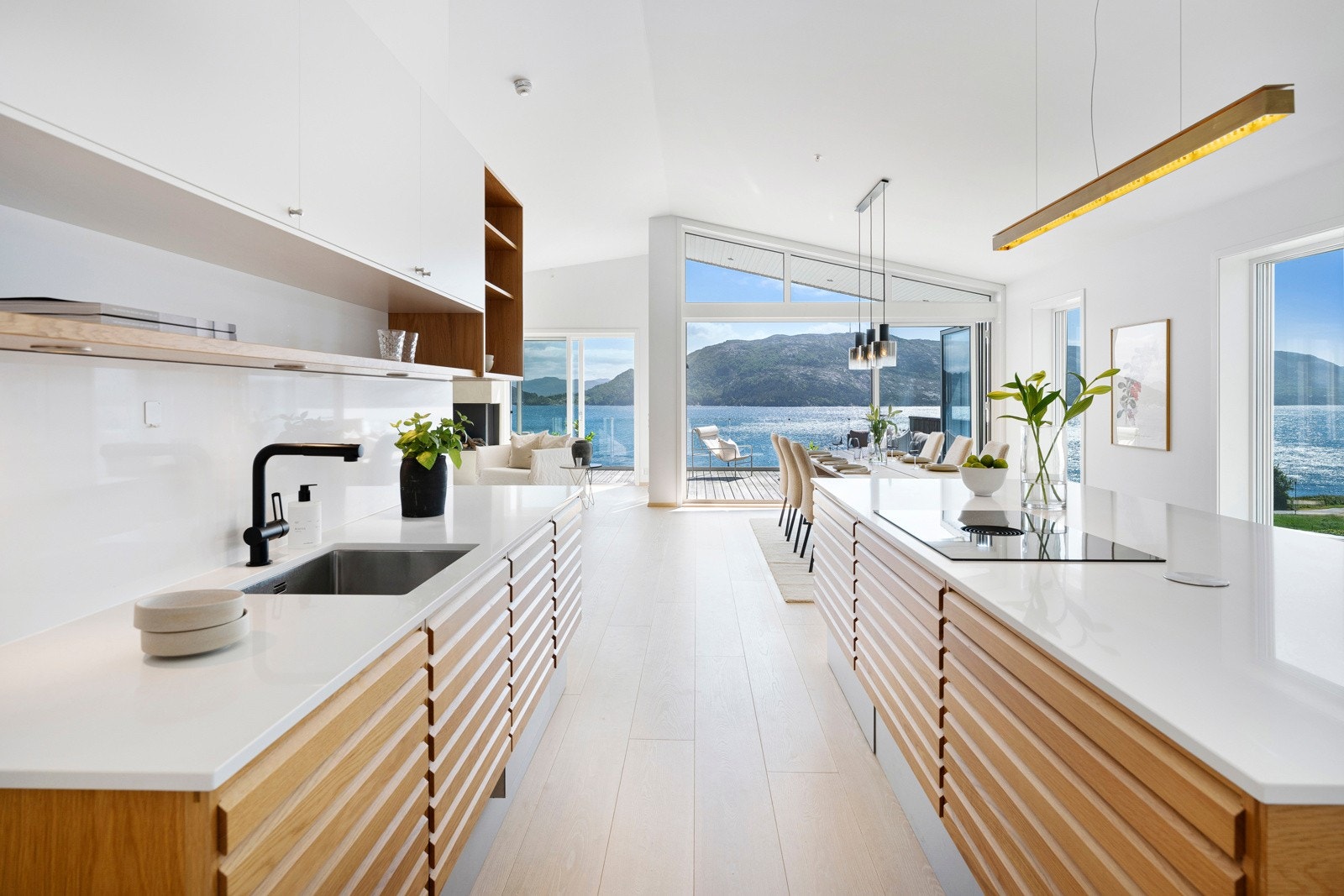 I kjøkkenøya er det en integrert induksjonstopp med innebygget kullfilterventilator, og kjøkkenet er videre utstyrt med eksklusive og kvalitetsmessige hvitevarer til ethvert behov. Galleribilde