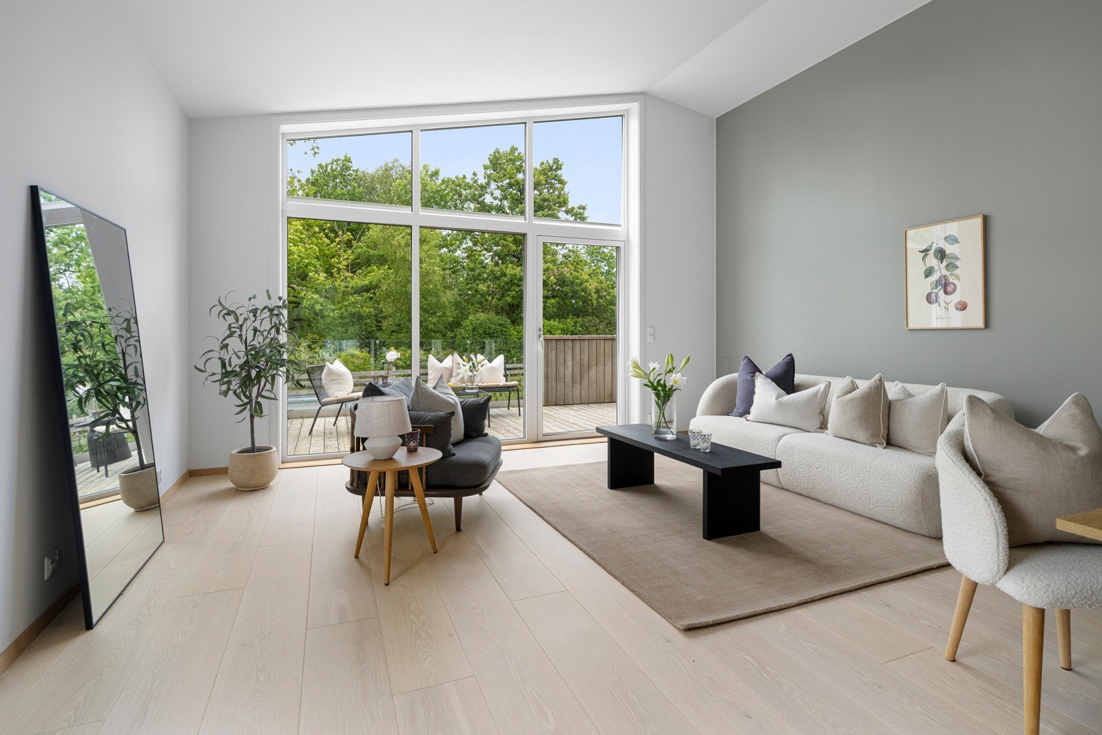 I tillegg til det store allrommet har leiligheten en luftig og innbydende tv-stue med god møbleringfrihet. Galleribilde