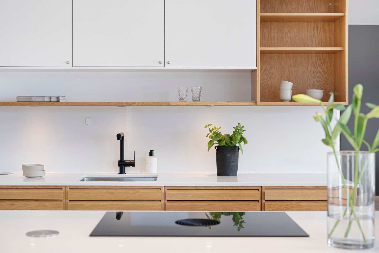 Innredningen fra Uno Form har gylne, profilerte eikefronter, soft-close på skuffene og hvit benkeplate i stein med underlimt kum i stål. Galleribilde