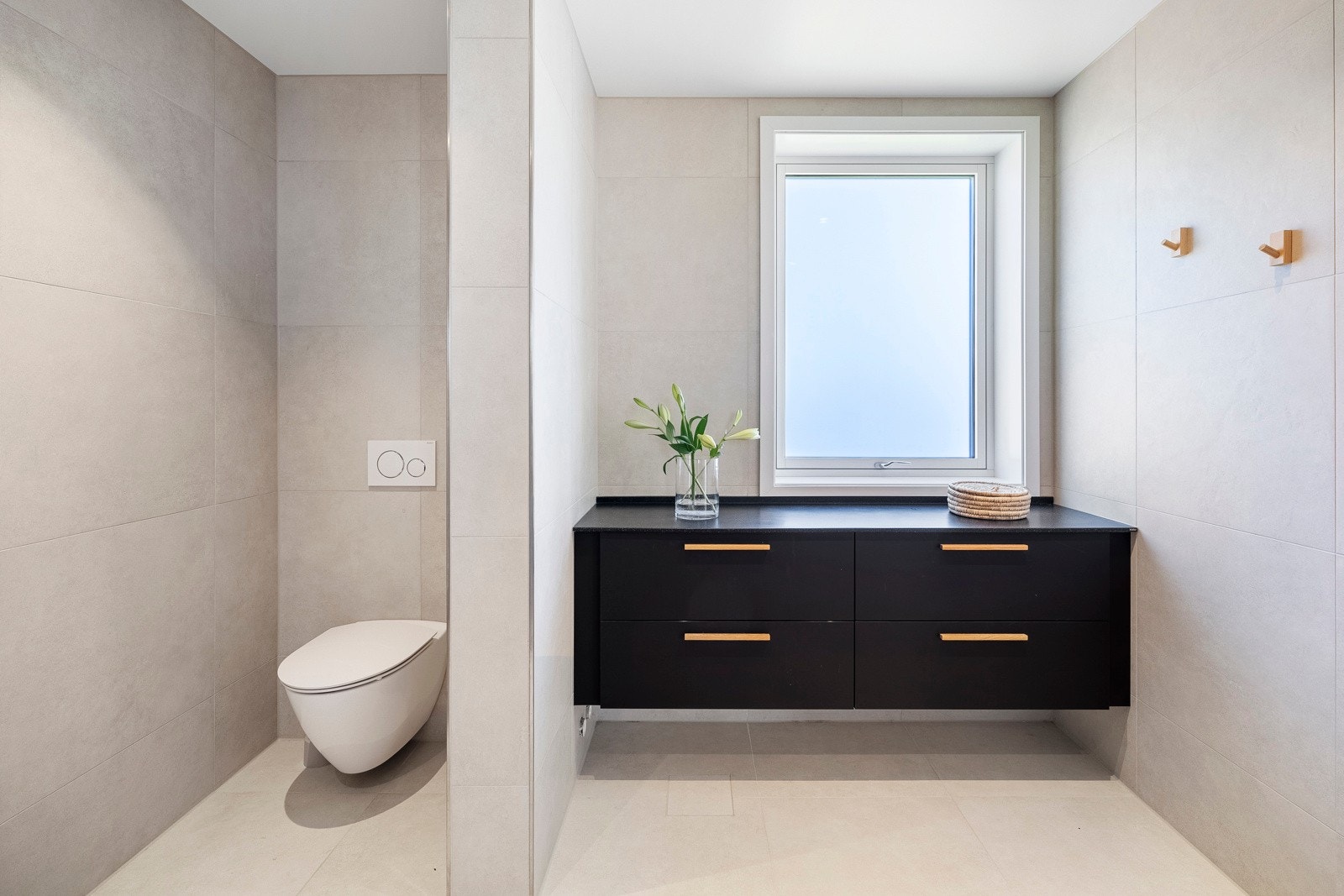 Begge badene innbyr til velvære, og den påkostede, stilfulle innredningen setter et eksklusivt preg på rommene. Galleribilde