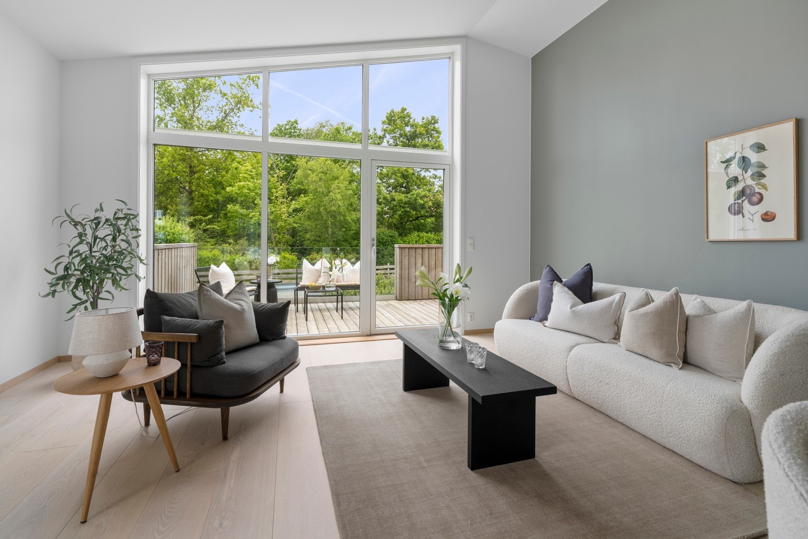 I likhet med allrommet er takhøyden på opptil 3,4 meter, og dagslyset strømmer inn via store nordvestvendte vinduer som går fra gulv til tak. Galleribilde