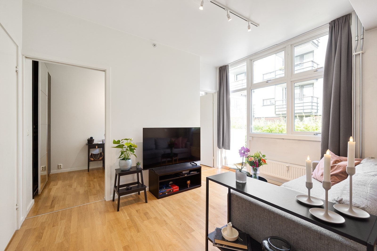 Leiligheten ligger i 2. etasje og inneholder entré, stue, kjøkken, to soverom og bad. Galleribilde