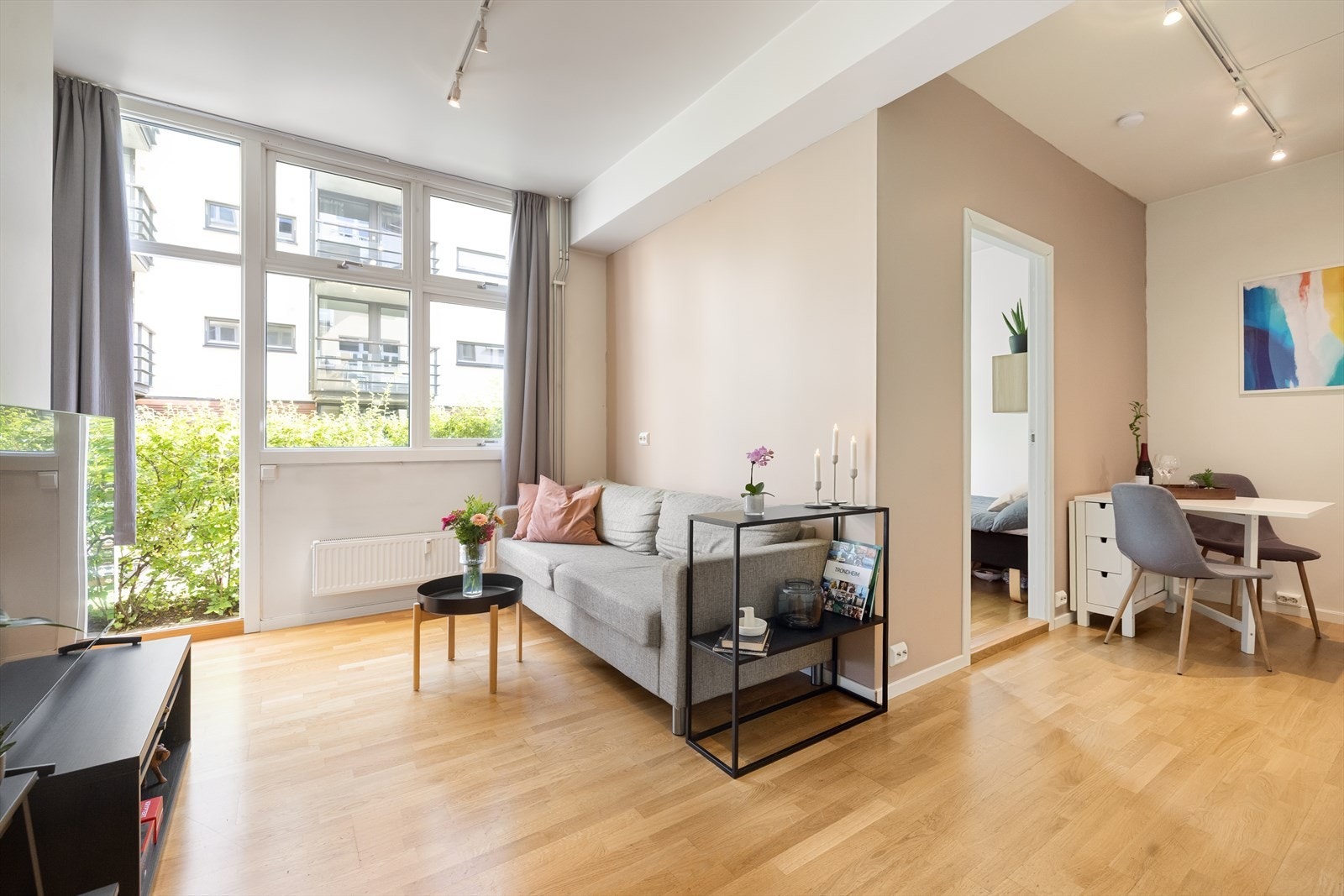 En lys, pen og godt utnyttet 3-roms med tilbaketrukket beliggenhet rett ved Pilestredet Park. Galleribilde