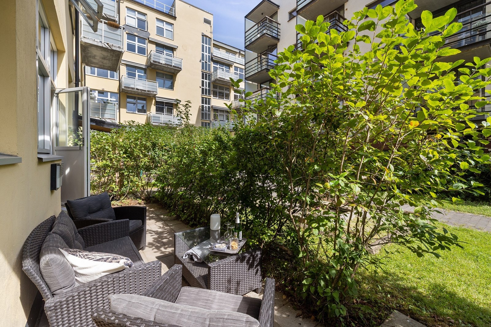 Leiligheten ligger i byggets 2. etasje, men vender i sin helhet mot bakgård i 1. etasje. Galleribilde