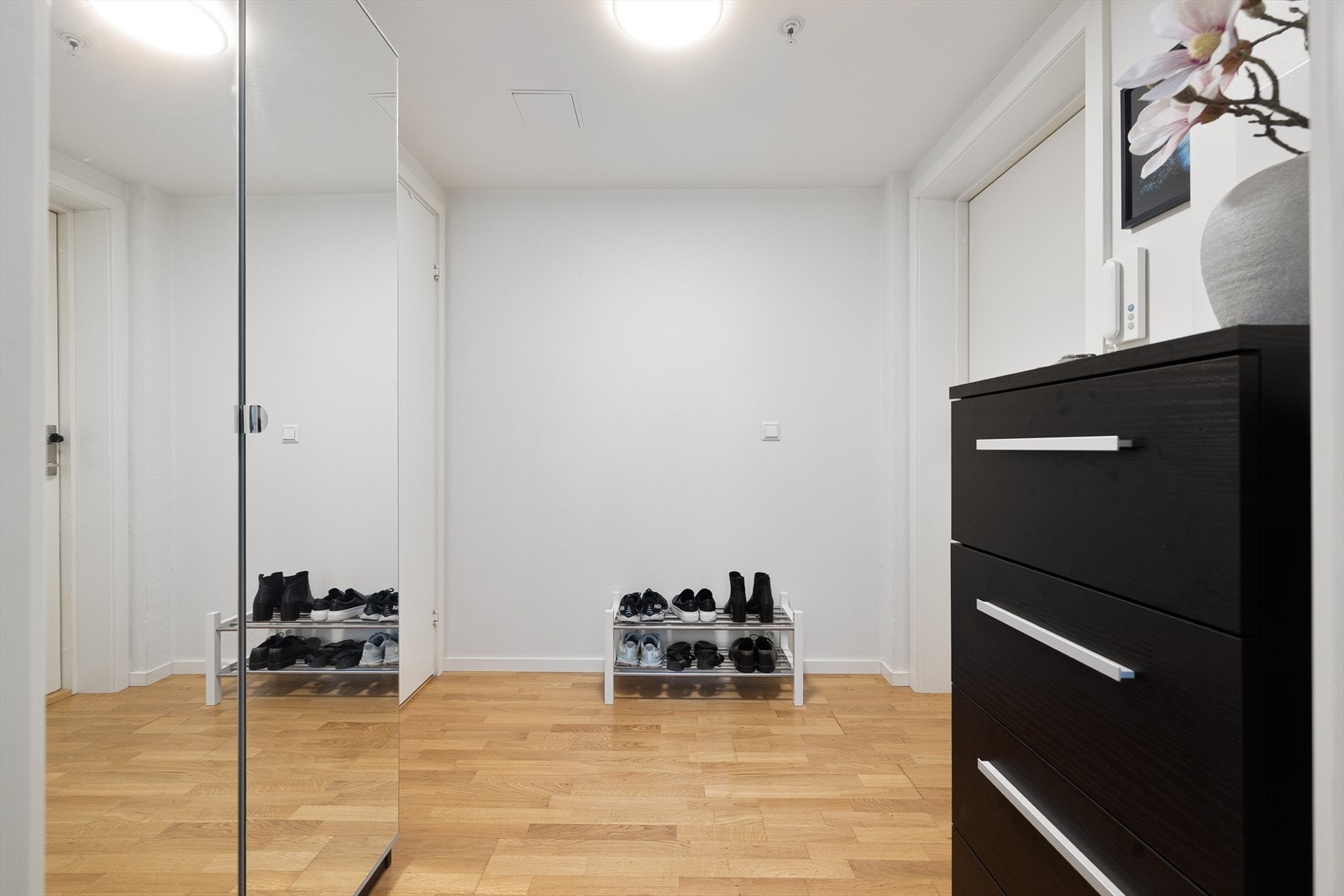 Velkommen inn! I leiligheten møtes du av en lys og praktisk gang av god størrelse. Galleribilde