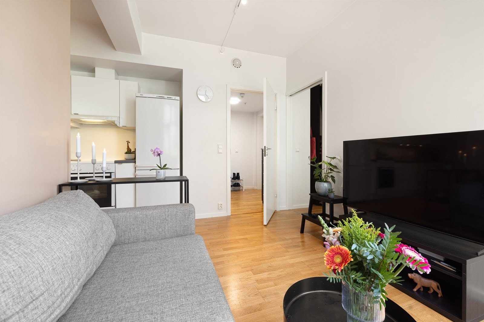 Stuen har en planløsning som oppleves naturlig som gjør innredningsjobben enkel. Galleribilde