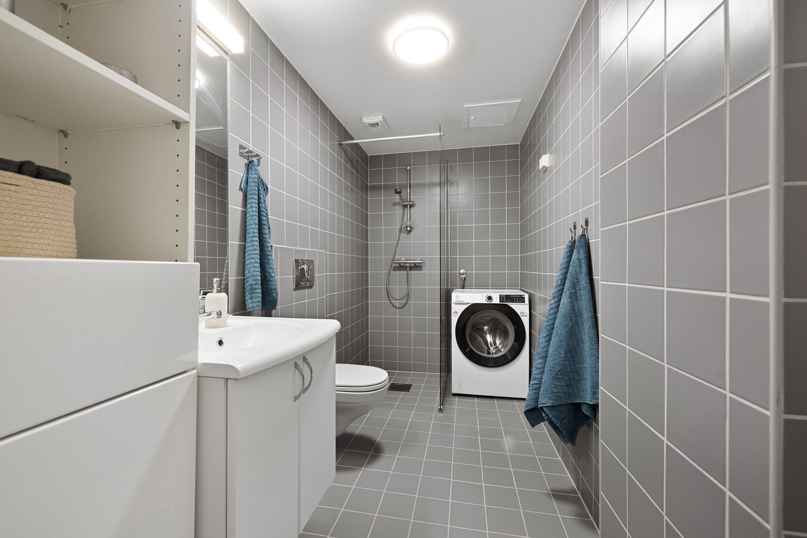 Praktisk, tidløst bad av god størrelse. Badet har flislagte overflater, gulvvarme og opplegg for vaskemaskin. Galleribilde