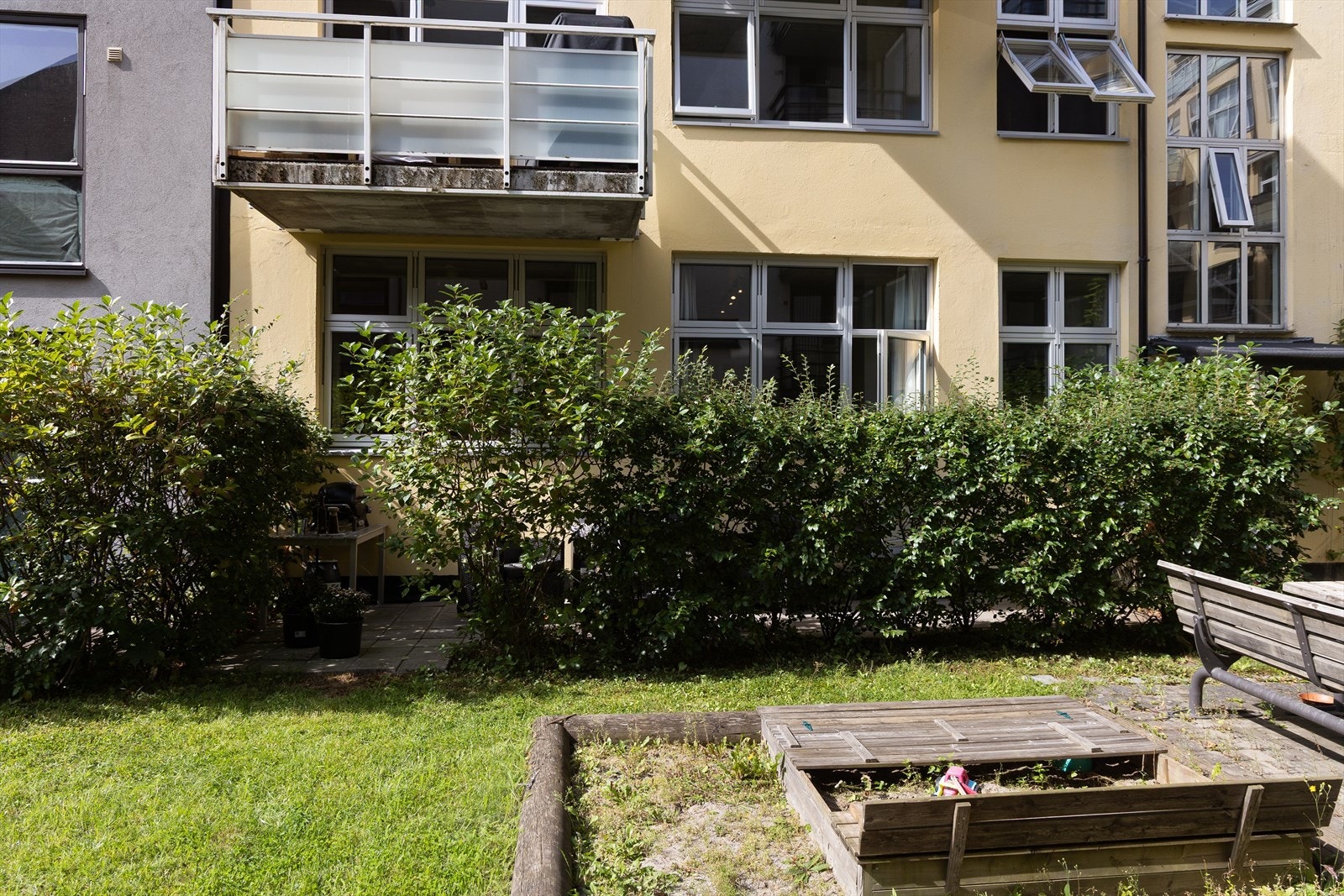 Leiligheten vender i sin helhet mot bakgård. Galleribilde