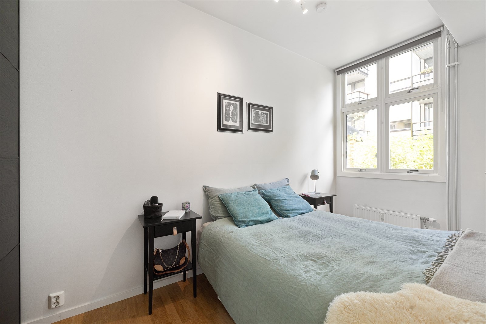 Hovedsoverommet er romslig, og har god plass til dobbeltseng, nattbord og garderobeskap. Galleribilde