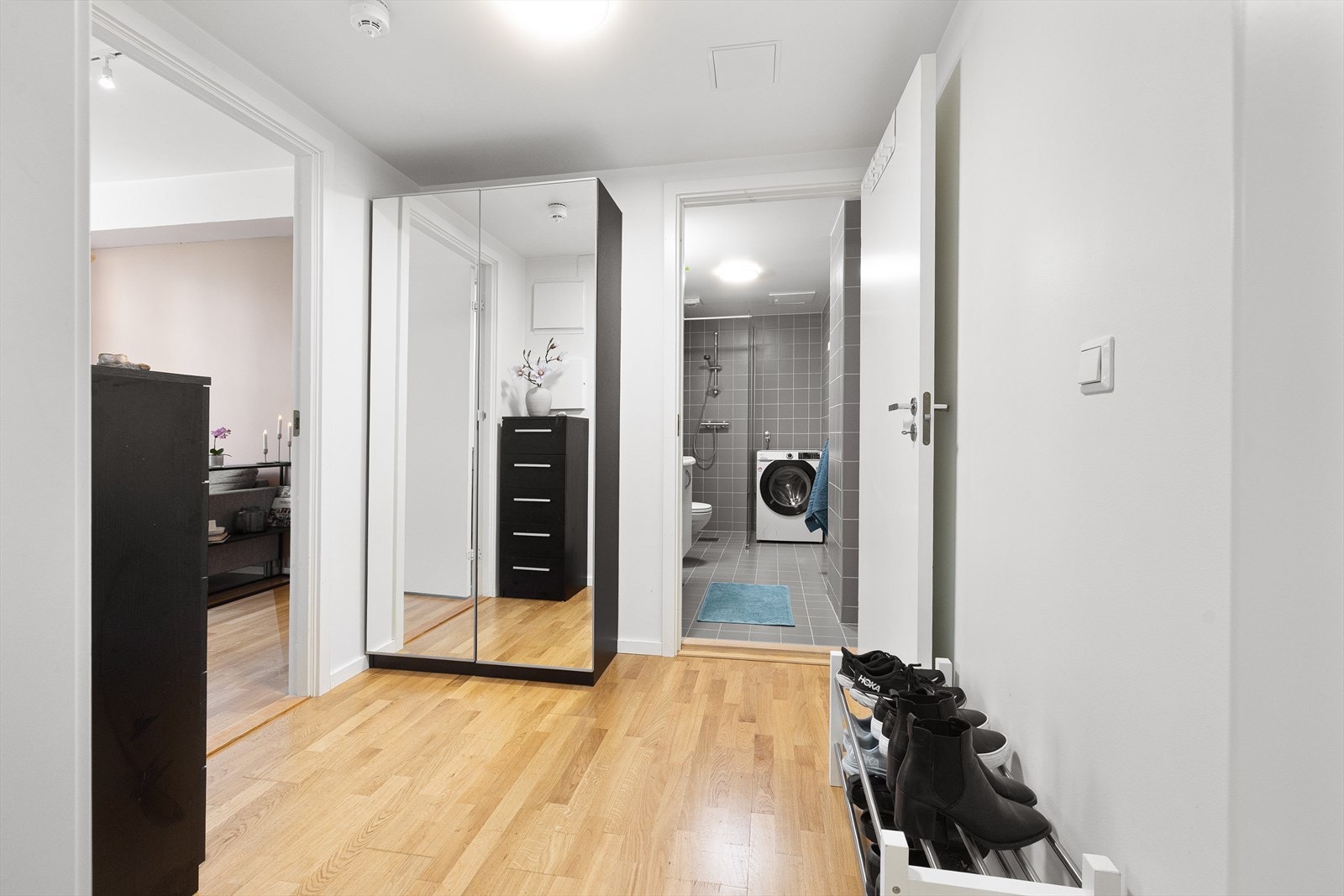 Det er plass til oppbevaring av sko og yttertøy i garderobeskap samt plass til knagger og skohylle. Galleribilde