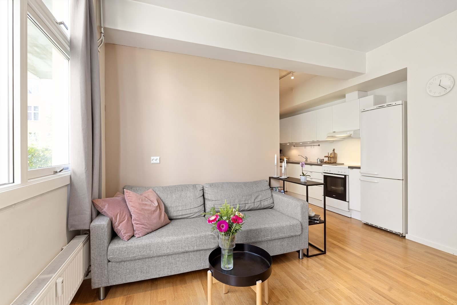 Det er god plass til sofagruppe med tilhørende stuemøblement som sofabord og tv-benk. Galleribilde