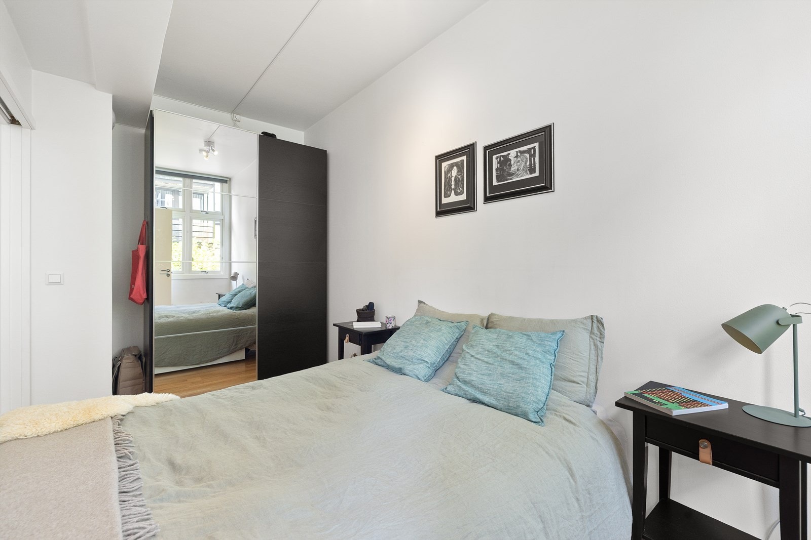 Rommet har store vindusflater som sikrer godt med lys og luft. Galleribilde