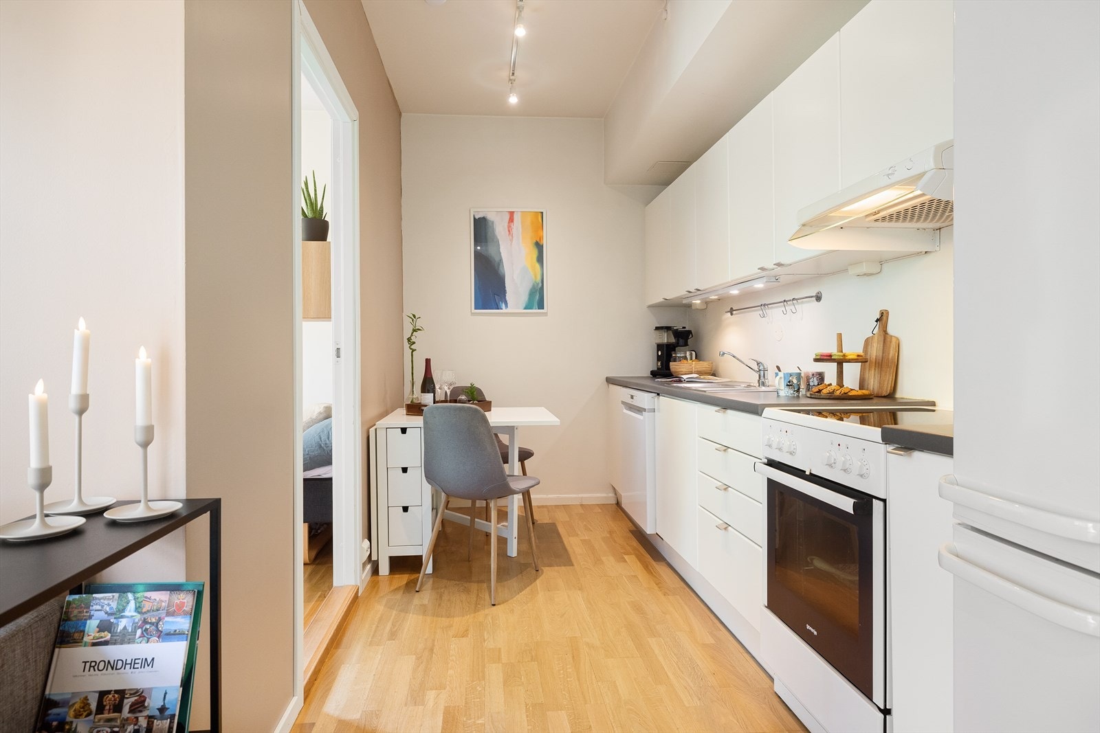 Lys innredning fra 2007/08 med hvite, glatte fronter og benkeplate i laminat. Galleribilde