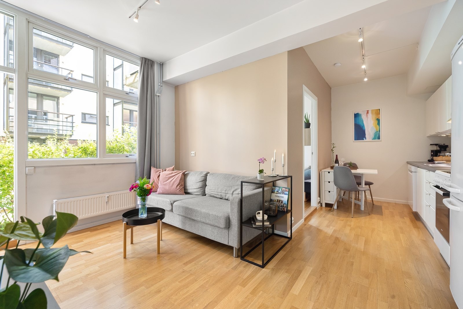 Stuen har store vindusflater langs hele den ene veggen og svært god takhøyde på opp mot 2,74 meter som gir en luftig og god romfølelse. Galleribilde