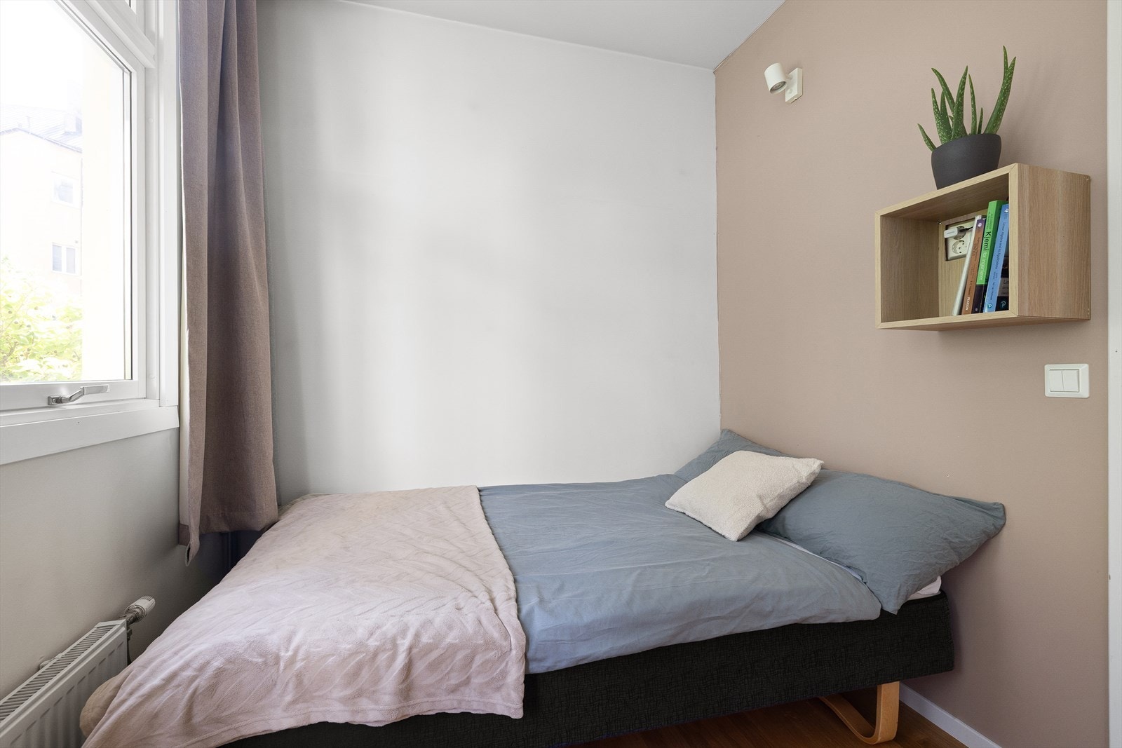 Soverom 2 er og av god størrelse, og har plass til seng, nattbord, skap og skrivepult. Galleribilde