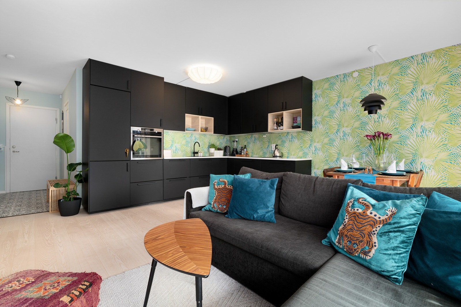 Leiligheten har et lekkert og stilrent kjøkken fra IKEA Galleribilde