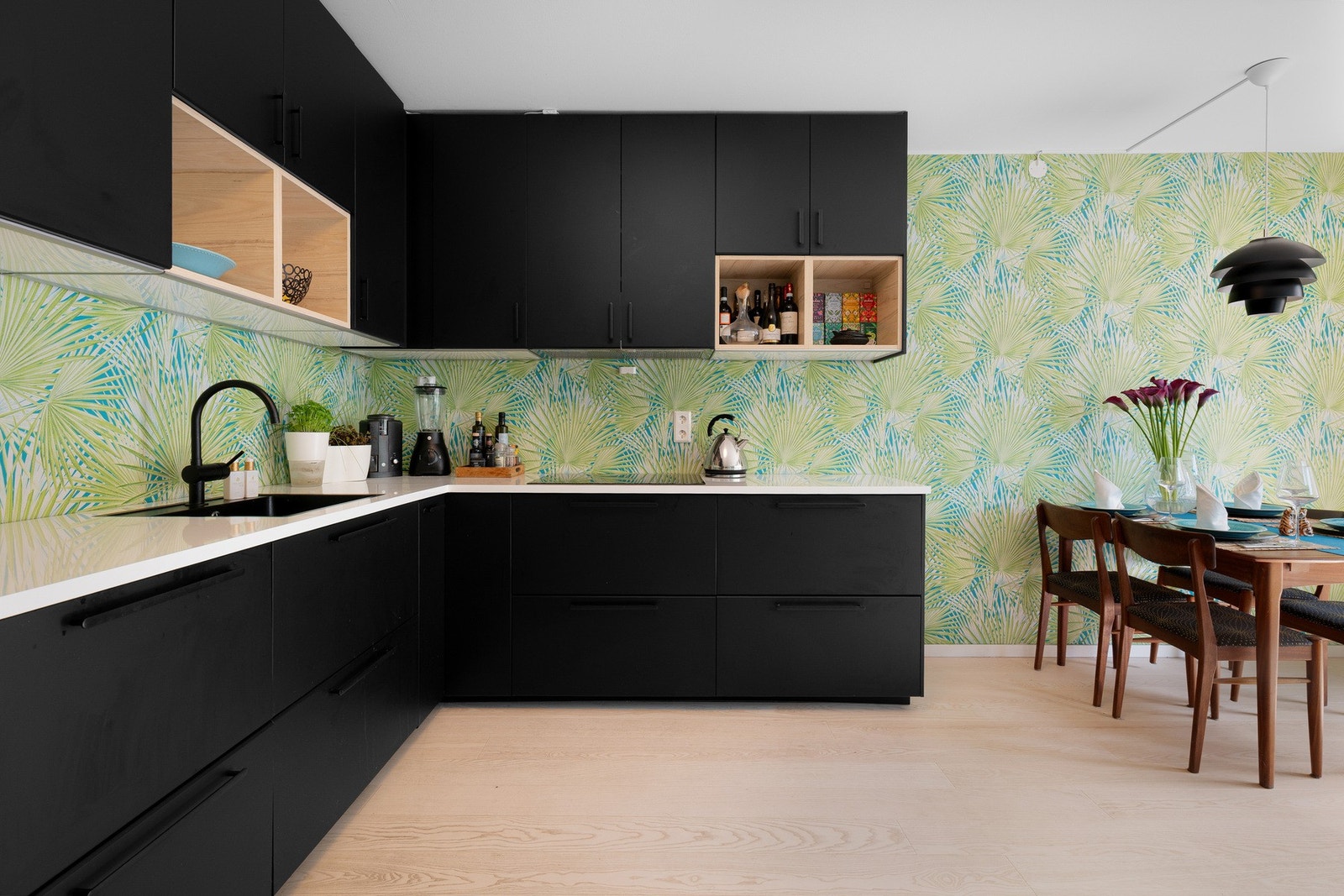 Kjøkkenet er velutstyrt med blant annet integrerte hvitevarer som komfyr med induksjon platetopp, oppvaskmaskin og kjøl/fryseskap Galleribilde