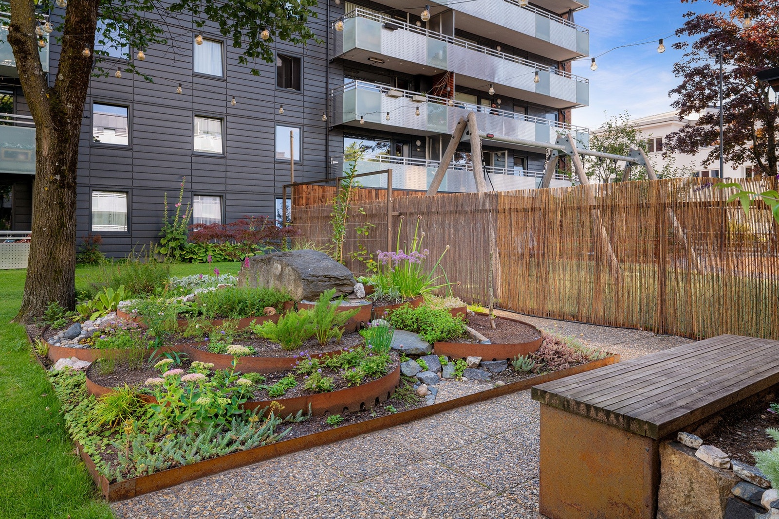 Sameiet har pent opparbeidet felleshage med eget hagelag Galleribilde