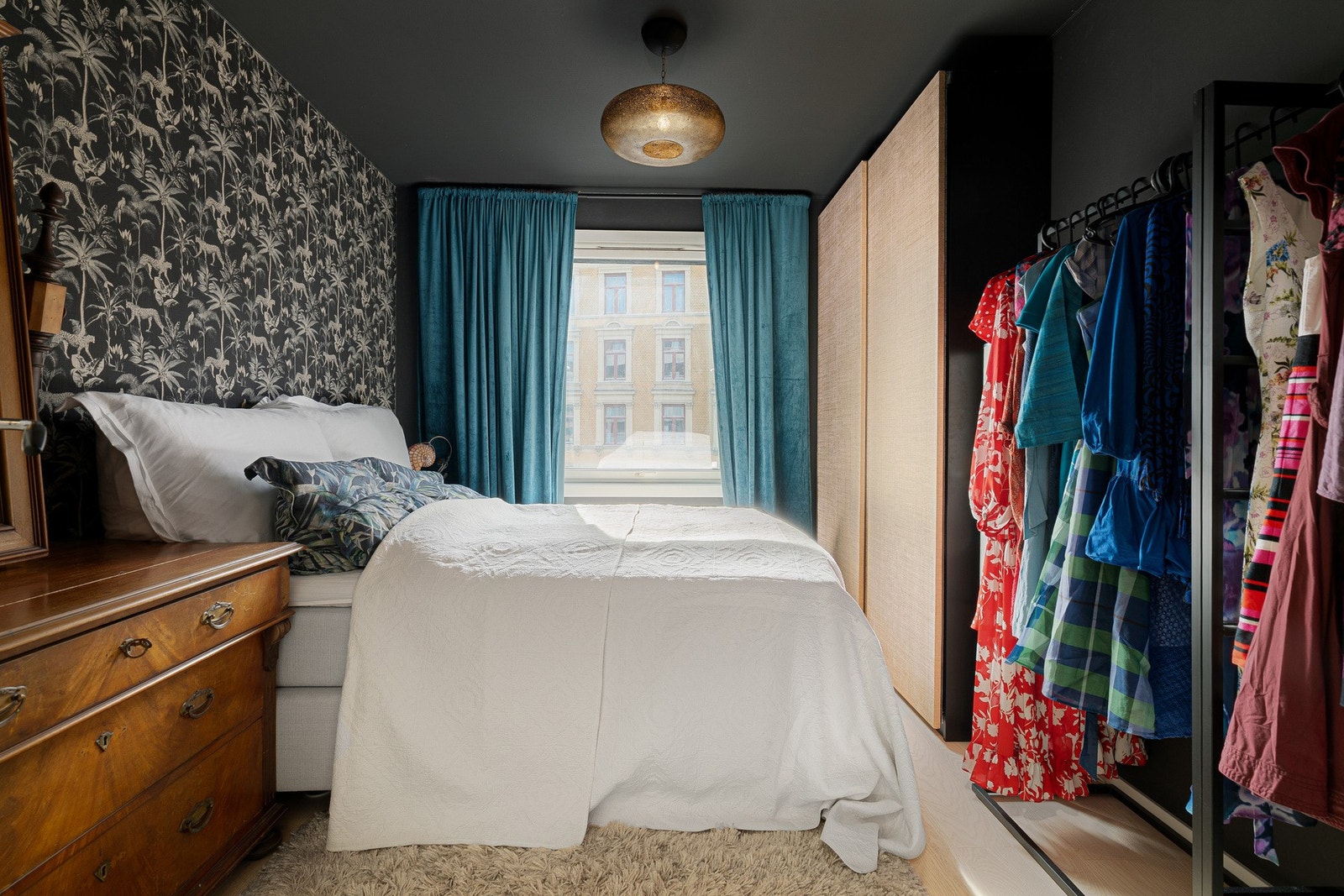 Soverommet har rikelig med naturlig lys og rommer godt en stor dobbeltseng Galleribilde