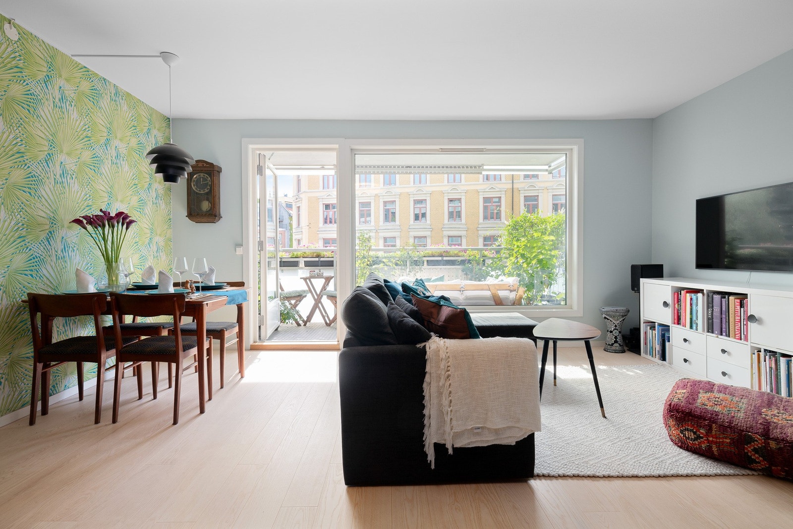 Store vindusflater tilfører stuen rikelig med naturlig lys, en særdeles god romfølelse Galleribilde