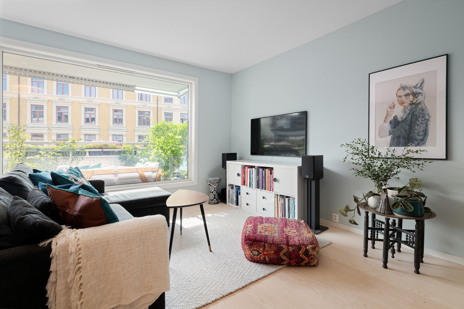 Veggene i stuen er malt i lyse farger, og gulvet er lagt med flott 1-stavs askparkett. Galleribilde