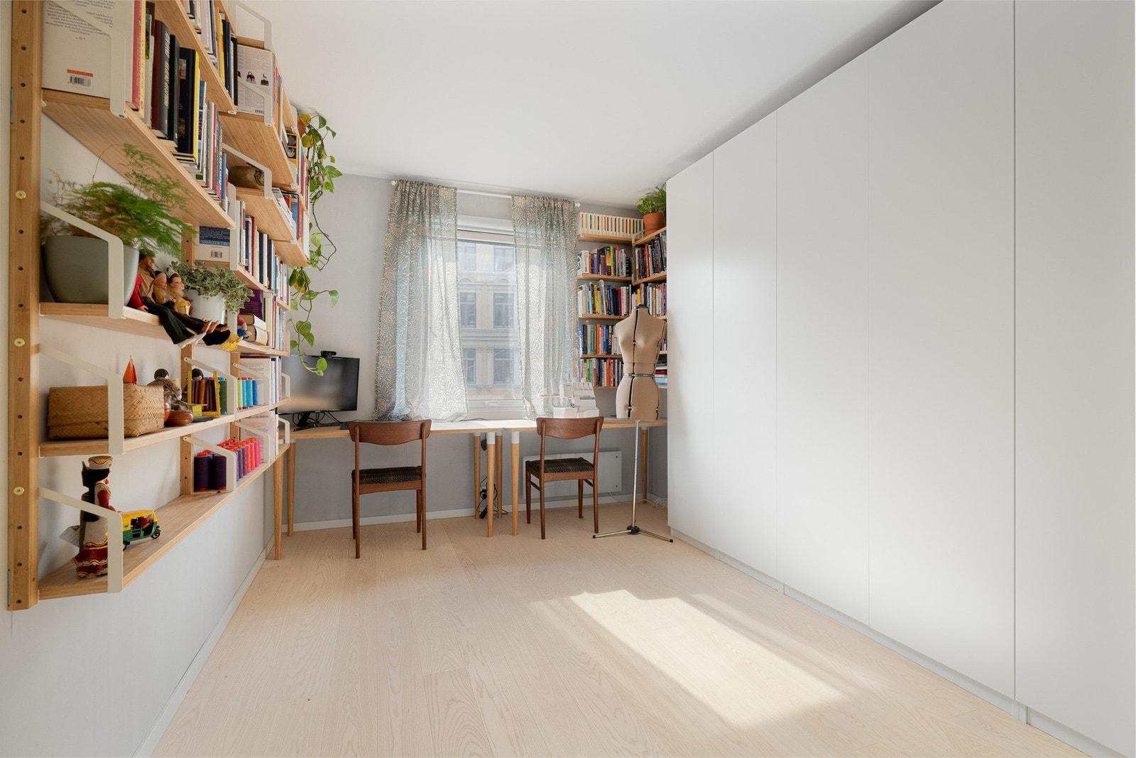 Soverom 2 er også av fin størrelse, med plass til en god seng og garderobeløsninger Galleribilde