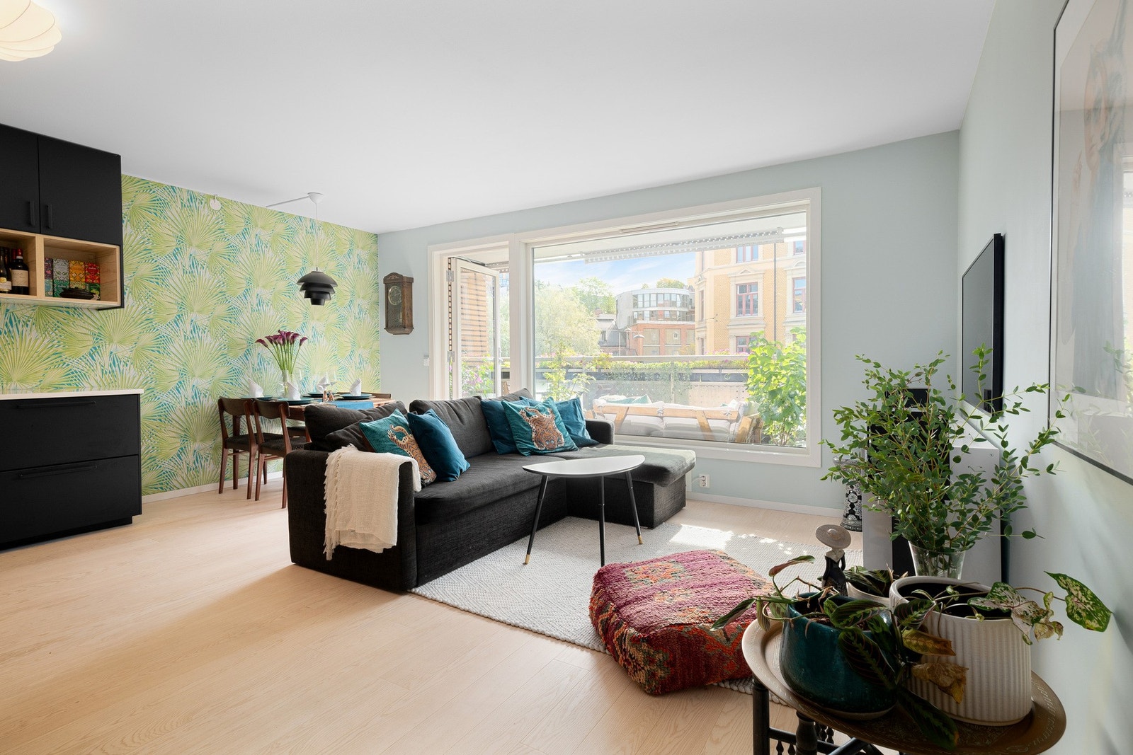 Leiligheten holder en gjennomgående høy standard på overflater, innredninger og utstyr Galleribilde