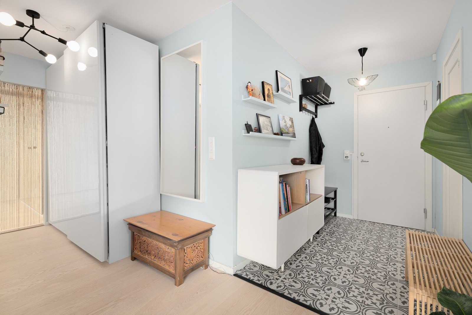 Entréen er romslig og har god plass til garderobeløsninger for praktisk lagring og oppbevaring av yttertøy og sko Galleribilde