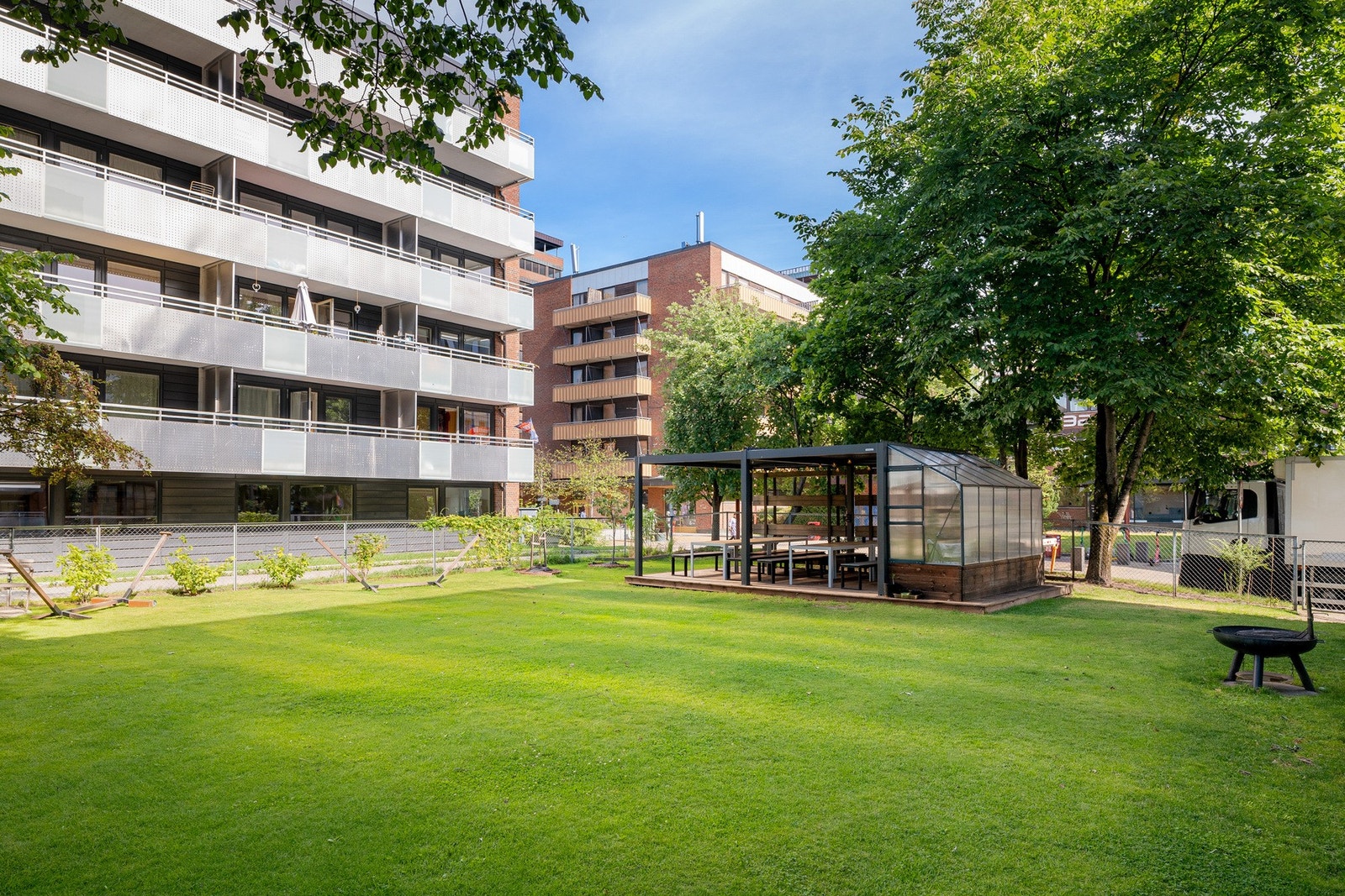 Hage med flere sitteplasser, pergola, drivhus og hengekøyer bidrar til et godt bomiljø. Galleribilde