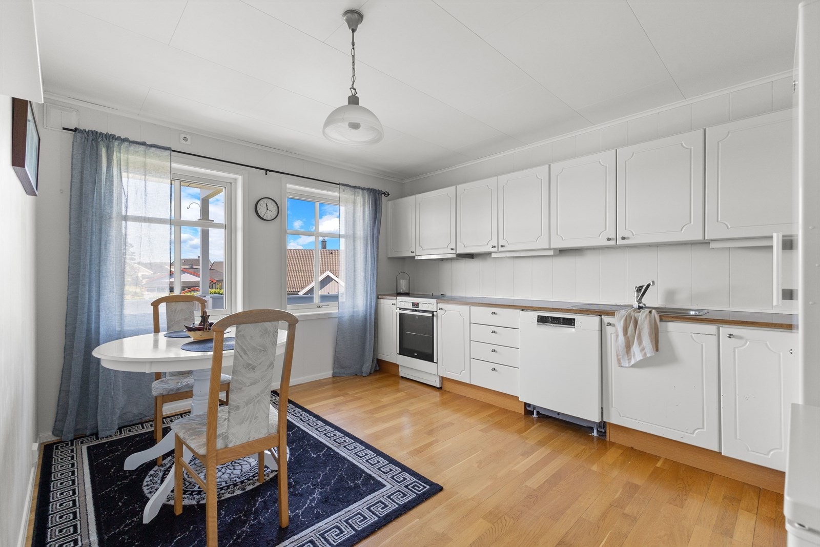 Kjøkkenet har rikelig med både skap- og benkeplass, noe som gir god oppbevaringsplass og praktiske arbeidsflater Galleribilde