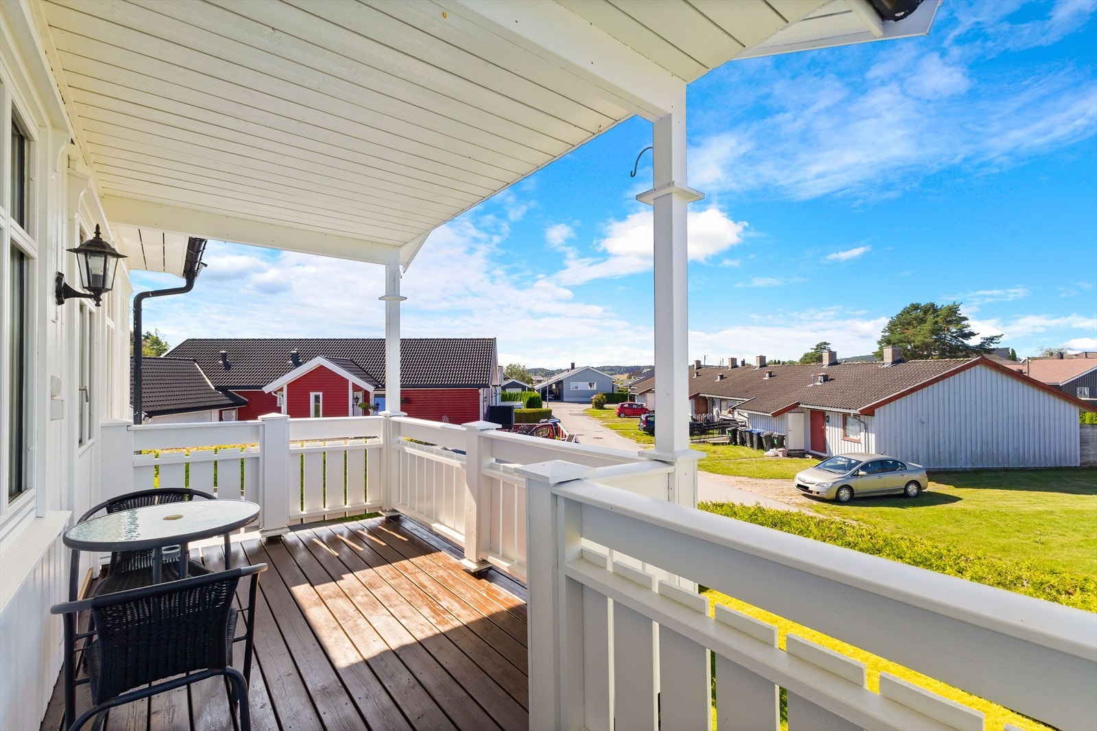 Her har men plass til en trivelig sittegruppe og kan nyte av gode solforhold Galleribilde