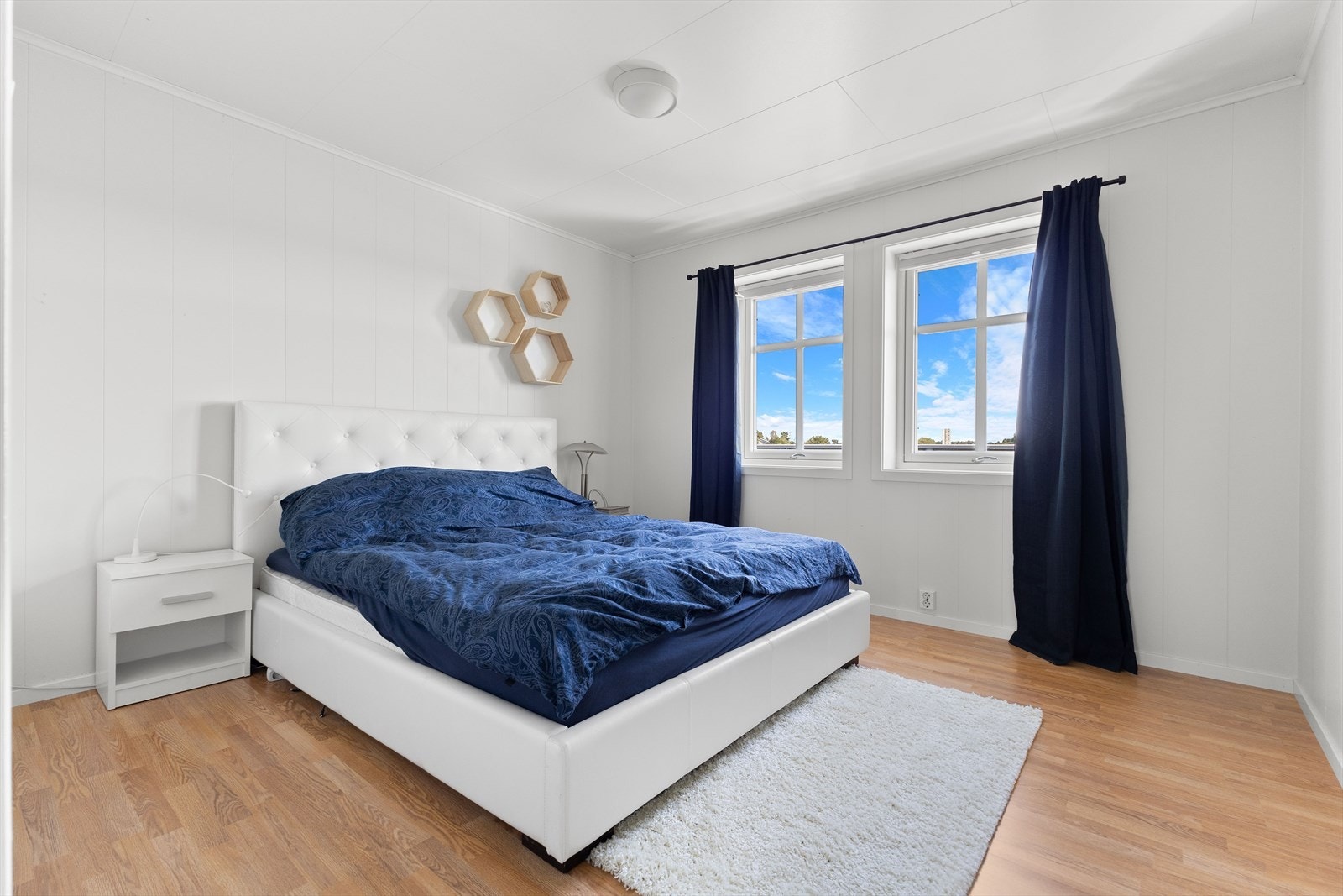 Boligen har to lyse og innbydende soverom. Hovedsoverommet er romslig, med plass til dobbeltseng og tilhørende møblement Galleribilde