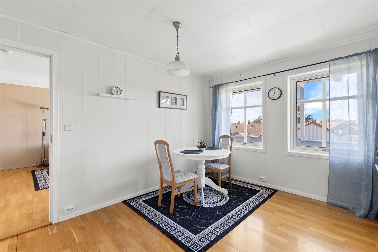 På kjøkkenet har man god plass til et spisebord - perfekt for frokost med familien Galleribilde