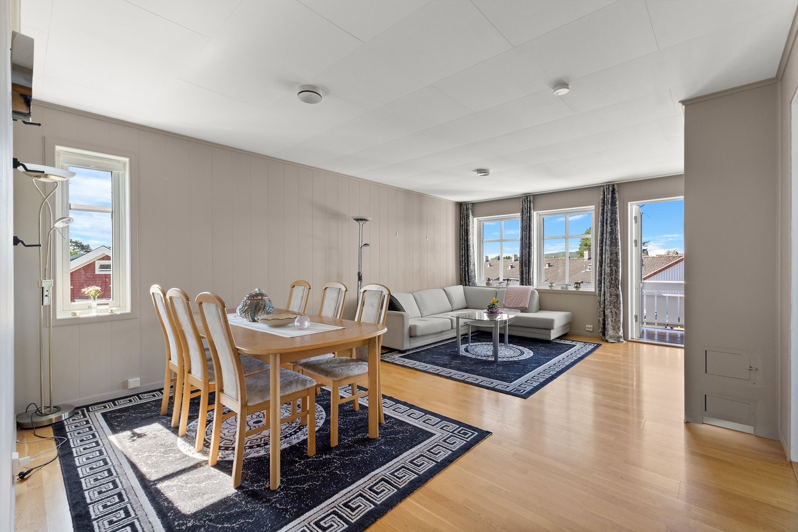 Stuen er av god størrelse noe som gir fleksibilitet til å innrede i ulike soner - både med en koselig sofakrok og en sosial spiseplass Galleribilde